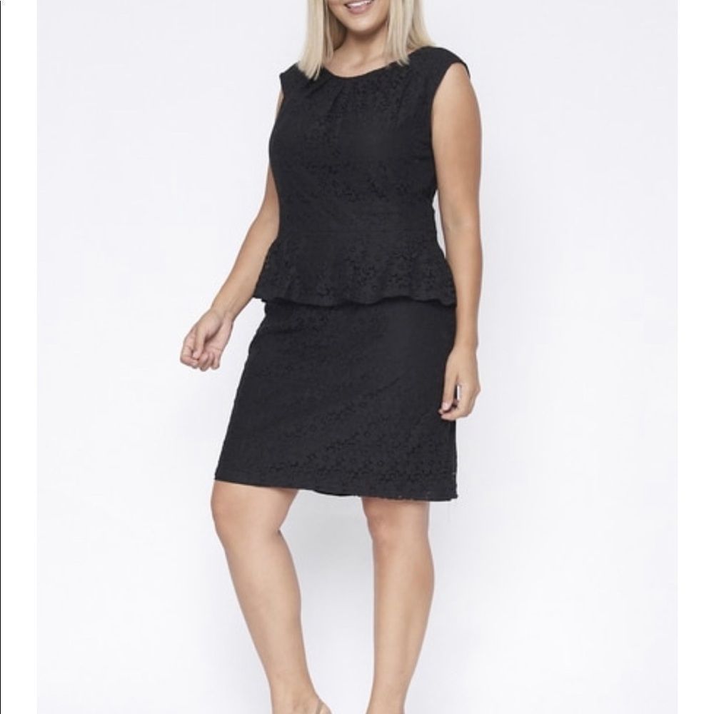 Short lace plus size dress - Picture 2 of 3